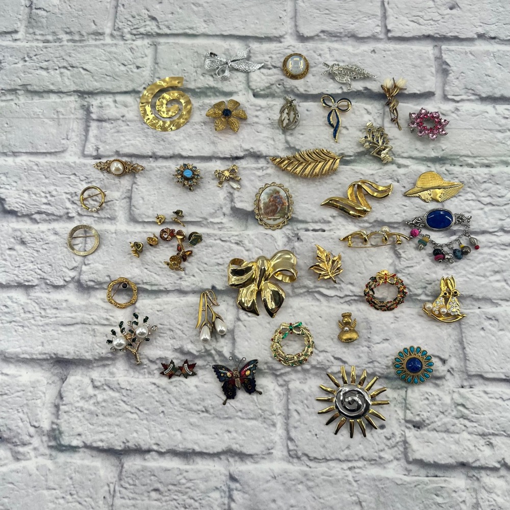 30 Assorted Vintage Pins Brooches Lot Gold Tone Rhinestone Pearl Enamel Floral - Picture 7 of 9